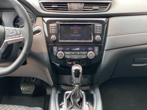 Used 2018 Nissan Rogue SV AWD/4WD image 27