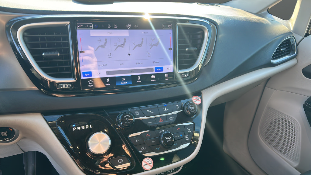 Used 2024 Chrysler Pacifica Touring-L FWD image 11