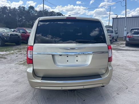 Used 2011 Chrysler Town & Country Limited FWD image 5