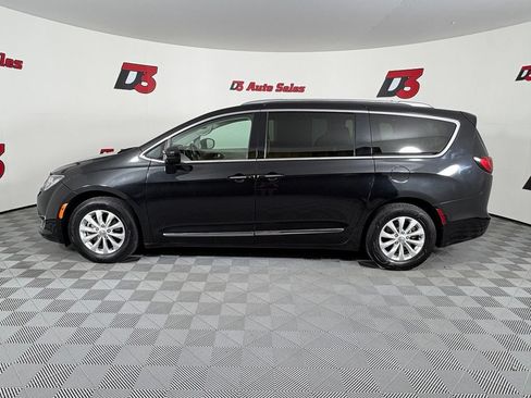 Used 2019 Chrysler Pacifica Touring-L FWD image 3