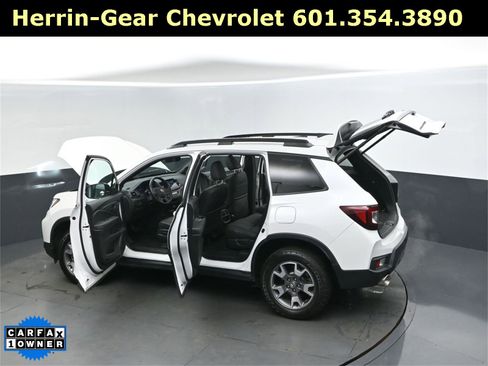 Used 2023 Honda Passport TrailSport image 2