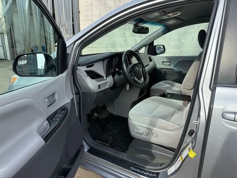 Used 2017 Toyota Sienna LE image 22