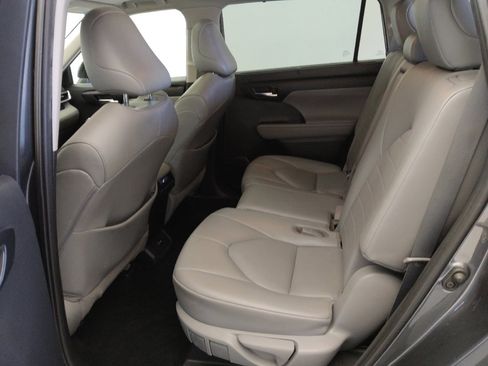 Used 2021 Toyota Highlander XLE image 18