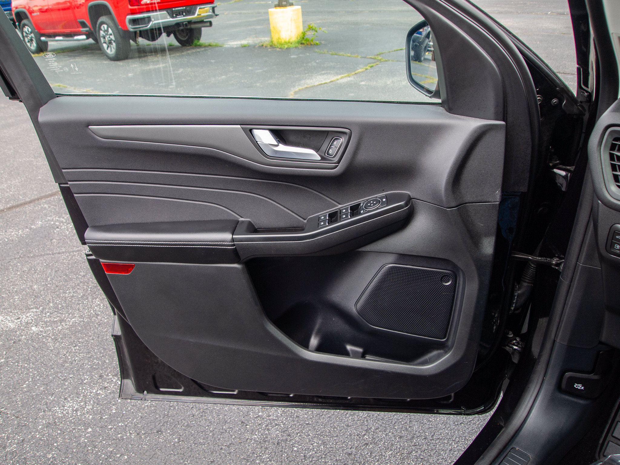 Used 2025 Ford Escape SE FWD image 11