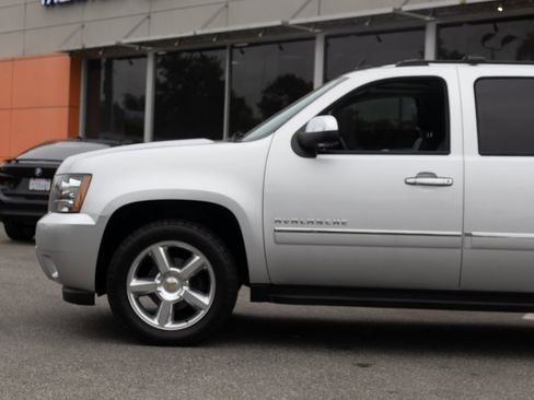 Used 2013 Chevrolet Avalanche LTZ image 8
