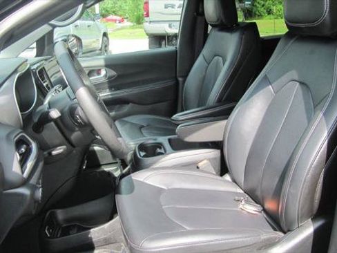 Certified 2025 Chrysler Pacifica Select FWD image 7