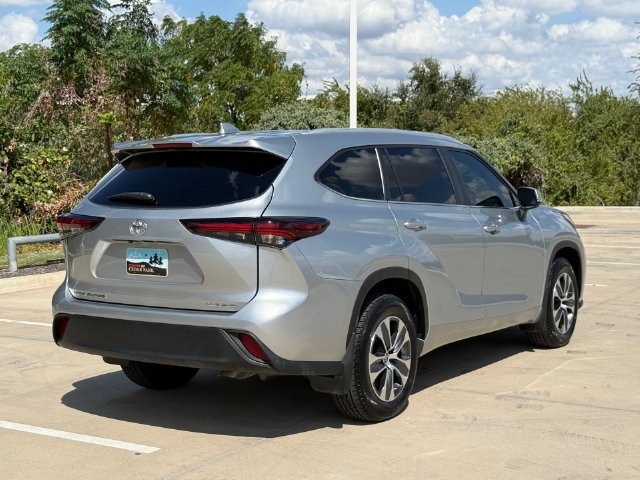 Used 2024 Toyota Highlander XLE AWD/4WD image 2