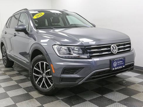 Used 2021 Volkswagen Tiguan SE w/ Panoramic Sunroof Package AWD/4WD image 3