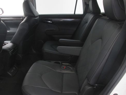 Used 2023 Toyota Highlander Platinum image 9