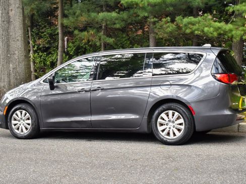 Used 2019 Chrysler Pacifica L FWD image 5