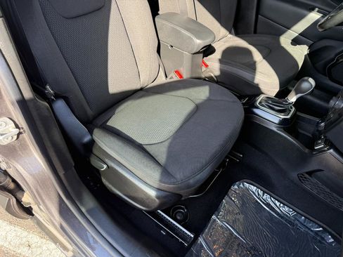 Used 2018 Jeep Renegade Altitude w/ UConnect 8.4 Nav Group image 19