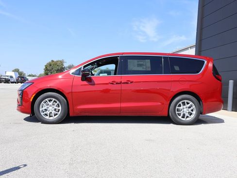 New 2027 Chrysler Pacifica Select FWD image 2