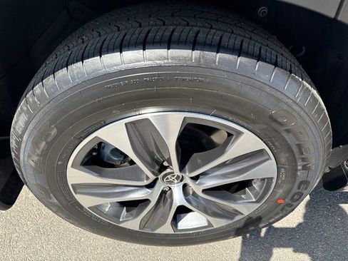 Certified 2024 Toyota Highlander XLE FWD image 23