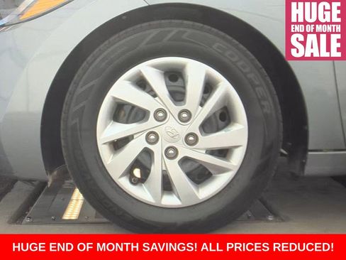 Used 2017 Hyundai Elantra SE image 12