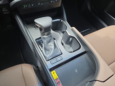 Certified 2025 Lexus ES 300h w/ Premium Package image 22