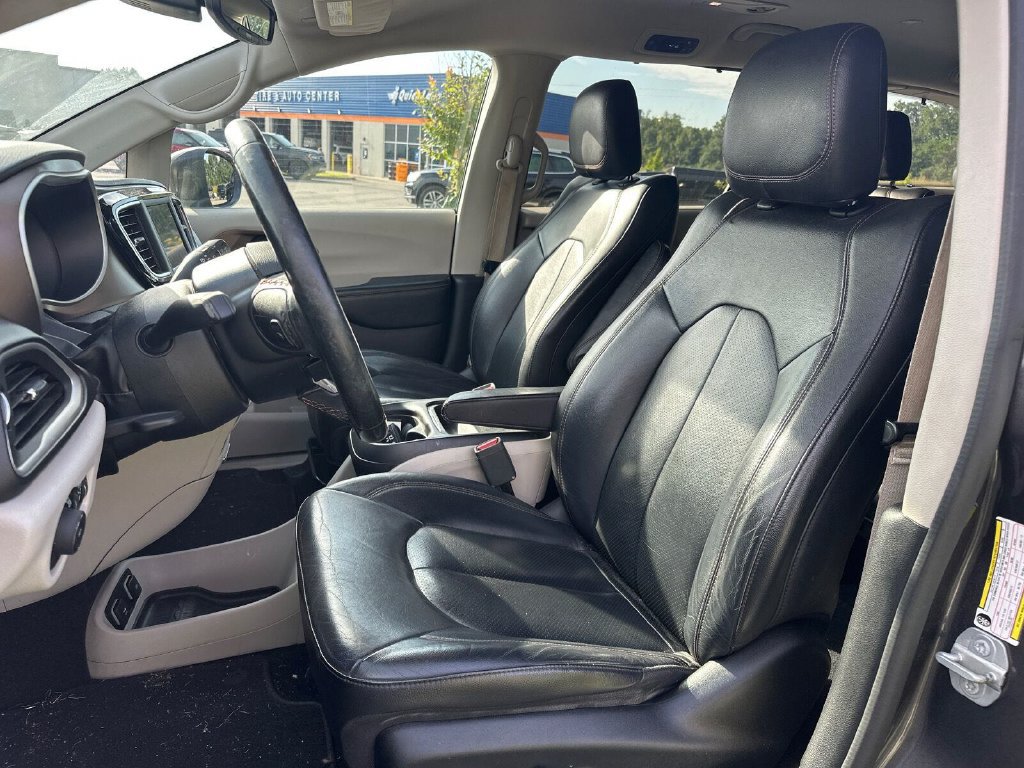 Used 2019 Chrysler Pacifica Touring-L FWD image 5