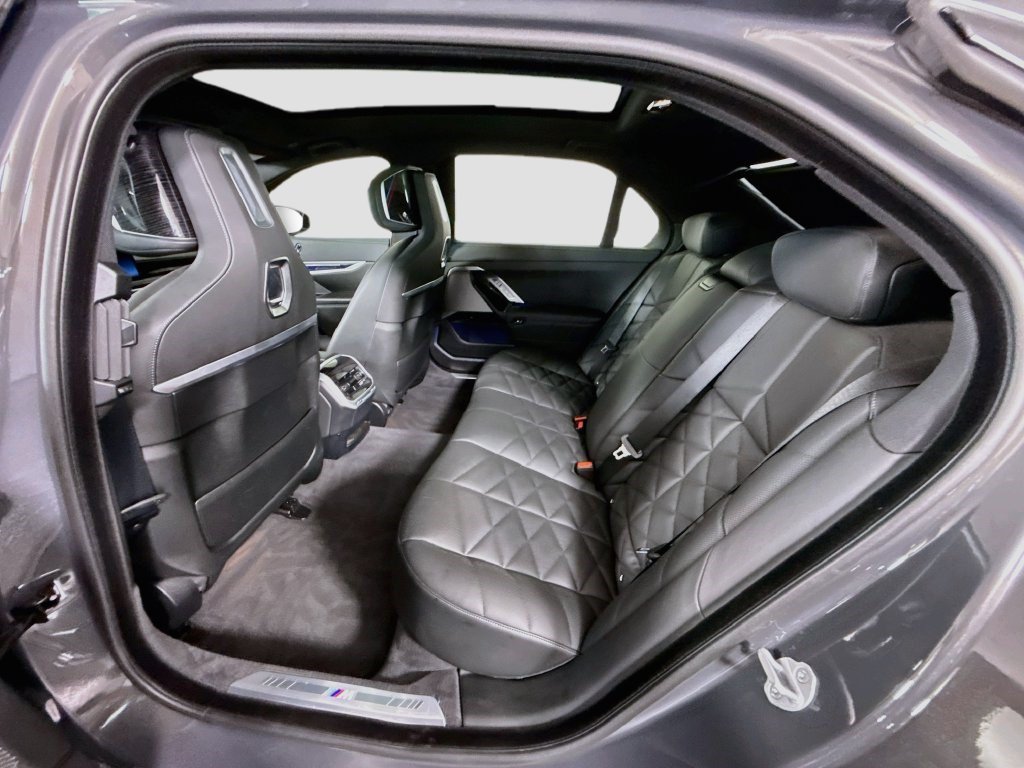 Used 2026 BMW 740i w/ Premium Package RWD image 24