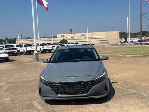 Used 2022 Hyundai Elantra SEL w/ Convenience + Premium Package FWD image 6