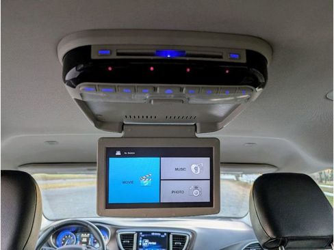 Used 2017 Chrysler Pacifica Touring-L image 16