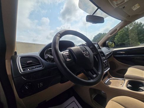 Used 2014 Dodge Grand Caravan SXT FWD image 19