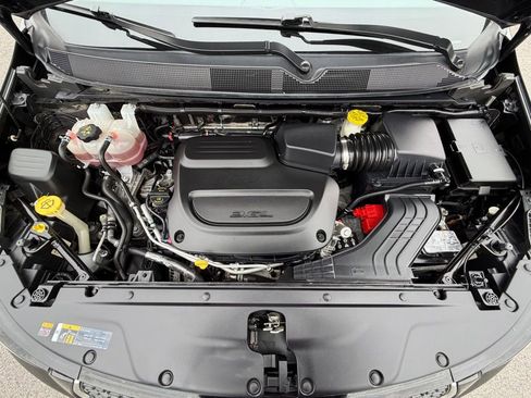 Certified 2024 Chrysler Pacifica Limited image 17