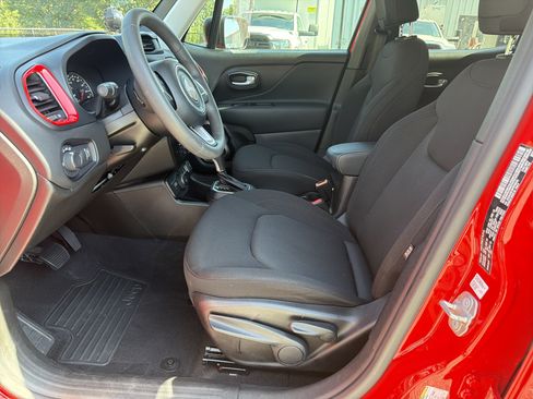 Used 2023 Jeep Renegade Latitude AWD/4WD image 11