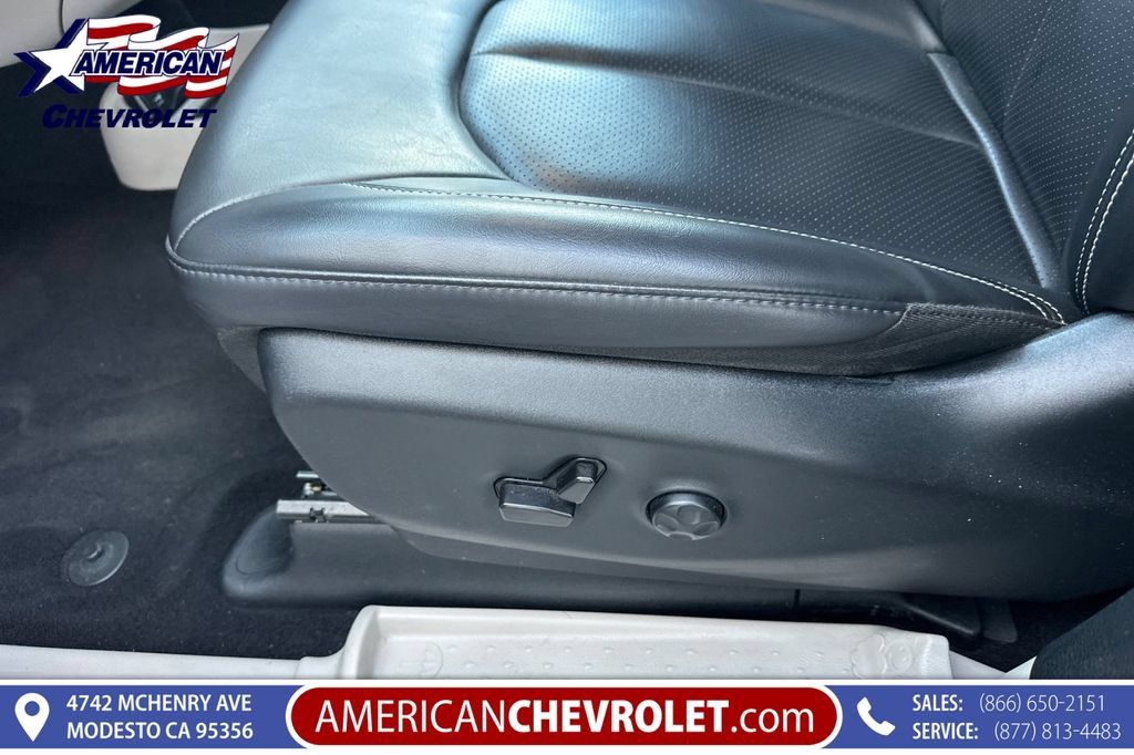 Used 2023 Chrysler Pacifica Touring-L FWD image 14