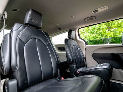 Used 2023 Chrysler Pacifica Touring-L FWD image 34