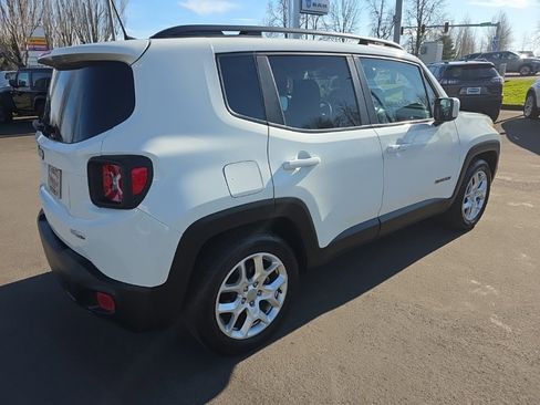 Used 2018 Jeep Renegade Latitude w/ Popular Equipment Group image 5
