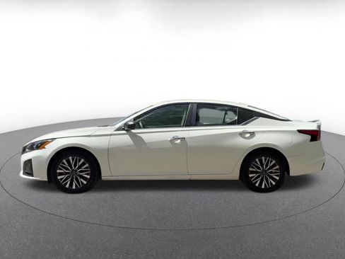 Used 2025 Nissan Altima 2.5 SV FWD image 9