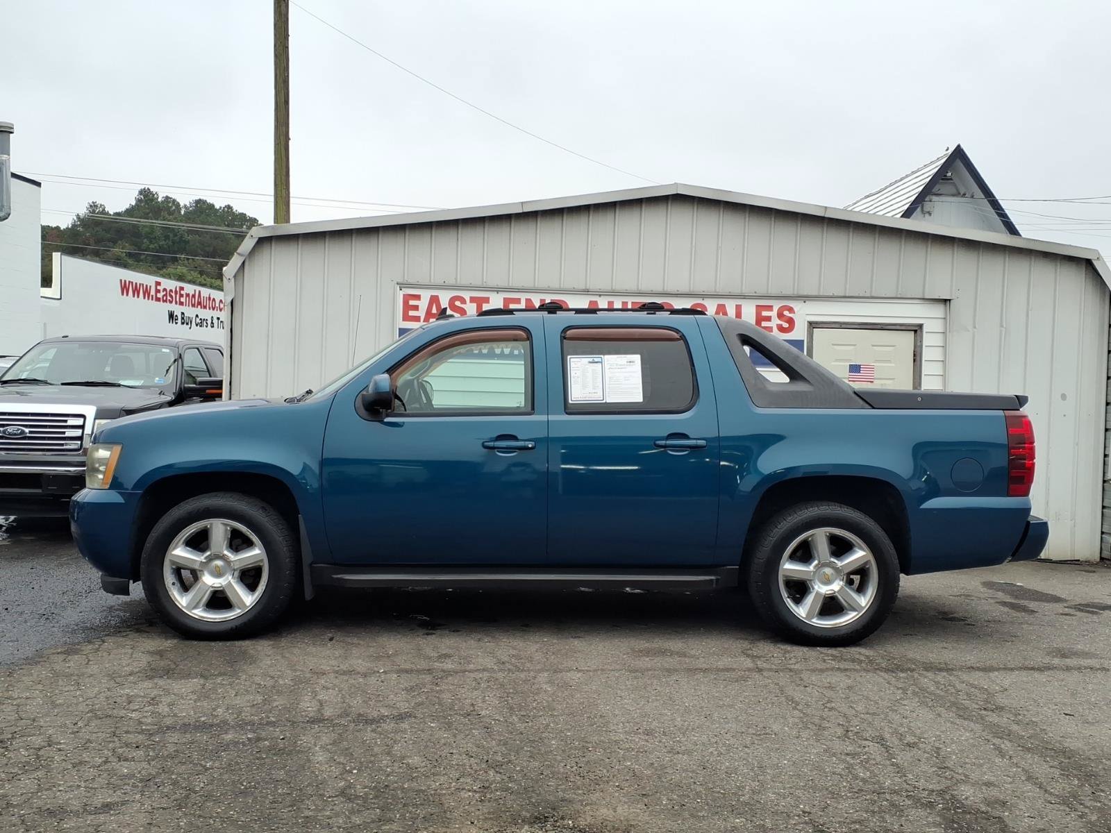 Used 2007 Chevrolet Avalanche LTZ w/ LTZ Preferred Equipment Group AWD/4WD image 2