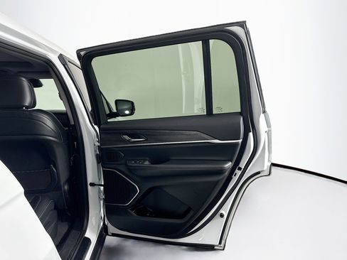 Used 2022 Jeep Grand Cherokee L Limited w/ Black Appearance Package image 33