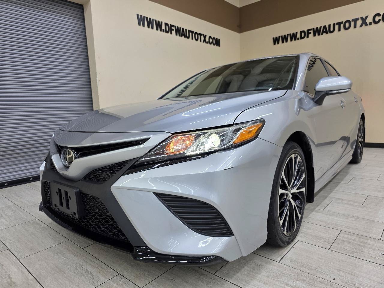 Used 2019 Toyota Camry SE w/ Convenience Package FWD image 2