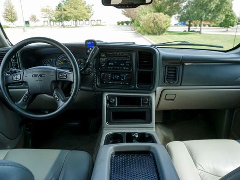 Used 2005 GMC Yukon XL 2500 SLT w/ SLT Preferred Equipment Group image 31