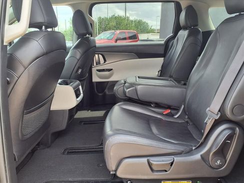 Used 2024 Kia Carnival LX FWD image 12