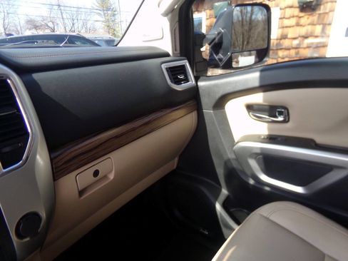 Used 2019 Nissan Titan SL image 39