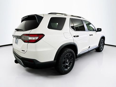 Used 2025 Honda Pilot TrailSport image 8