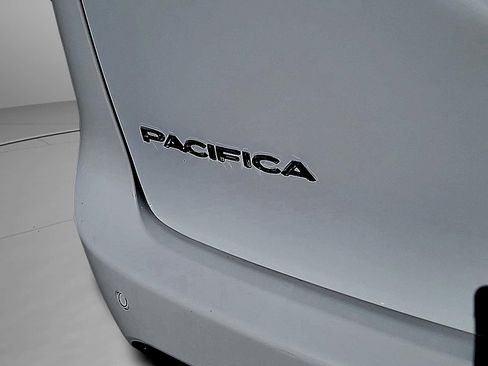 Used 2023 Chrysler Pacifica Touring-L FWD image 30