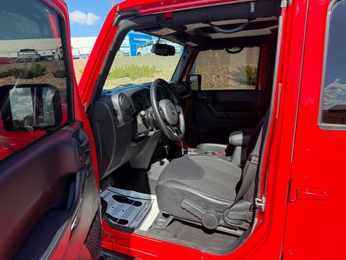 Used 2017 Jeep Wrangler Unlimited Sahara AWD/4WD image 10