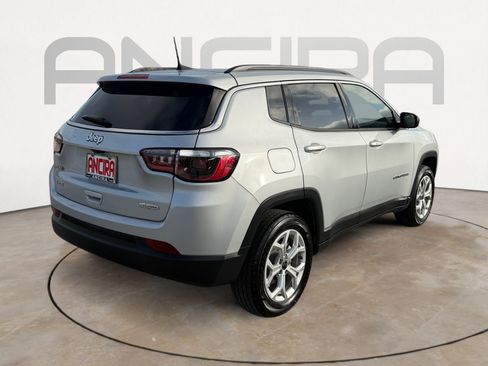 Used 2025 Jeep Compass Latitude AWD/4WD image 11