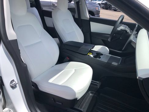 Used 2022 Tesla Model Y Long Range AWD/4WD image 27