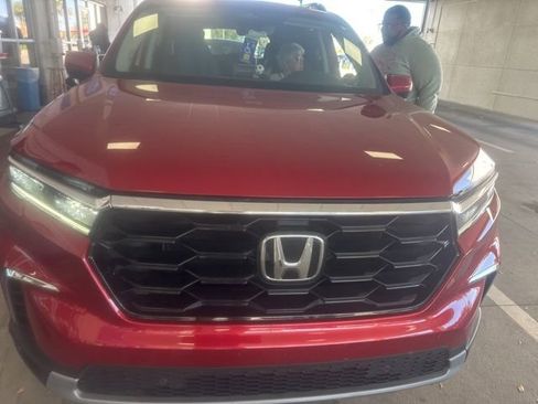Used 2025 Honda Pilot Touring image 7