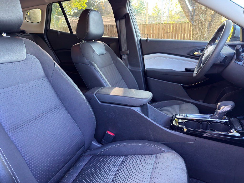 Used 2025 Chevrolet Trax LT FWD image 31