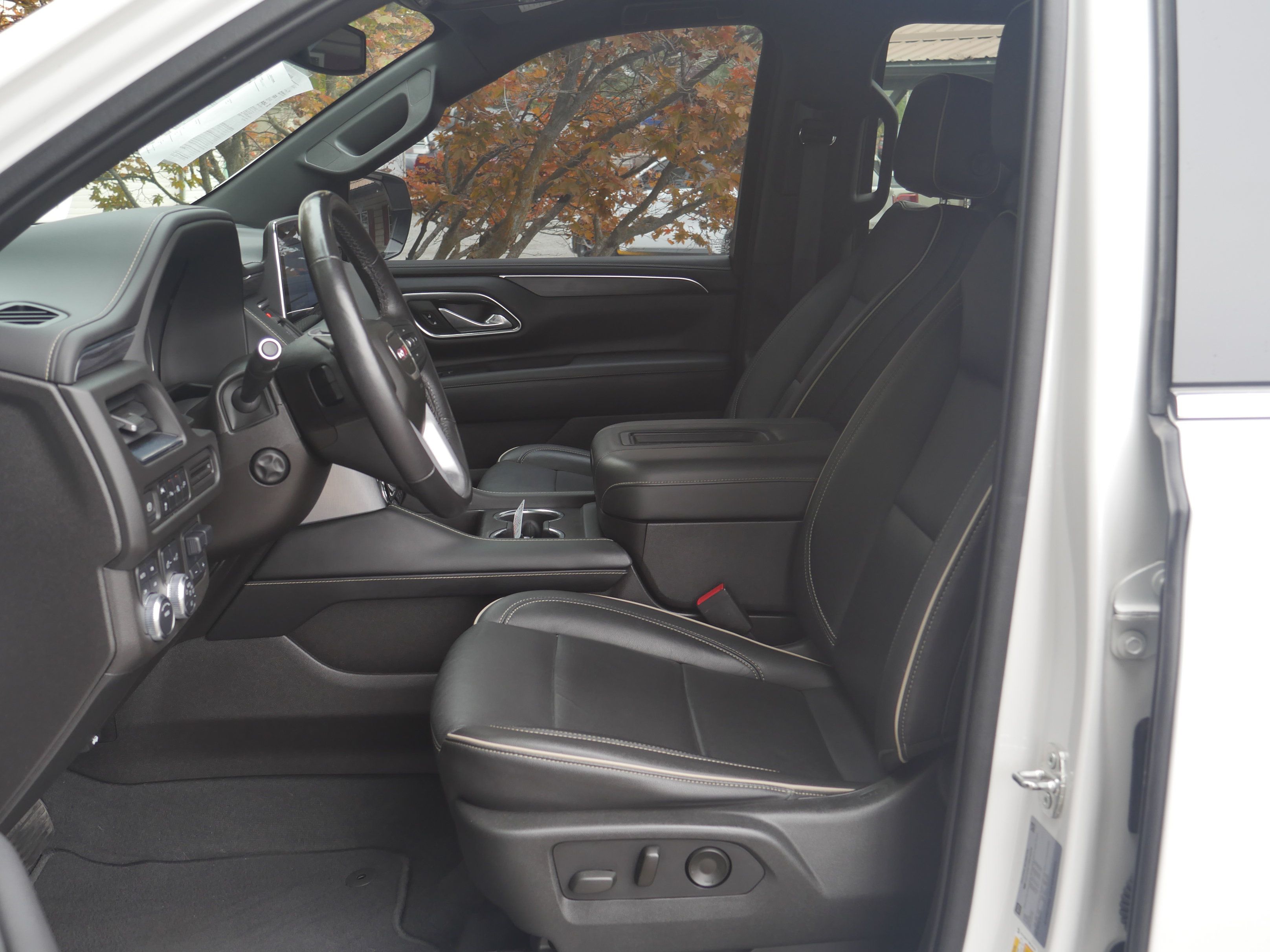 Used 2021 GMC Yukon SLT w/ Rear Media and Nav Package AWD/4WD image 3