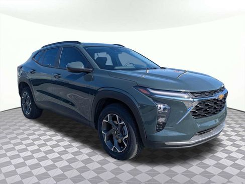 Used 2025 Chevrolet Trax LT FWD image 1