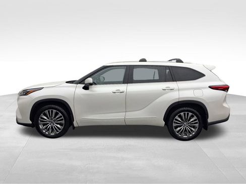Used 2021 Toyota Highlander Platinum image 2