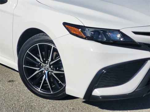 Used 2022 Toyota Camry SE image 6