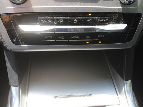 Used 2022 Ford Explorer XLT w/ Equipment Group 202A AWD/4WD image 39