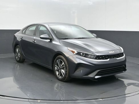 Used 2023 Kia Forte LXS image 2