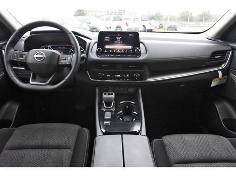 Used 2025 Nissan Rogue SV image 12